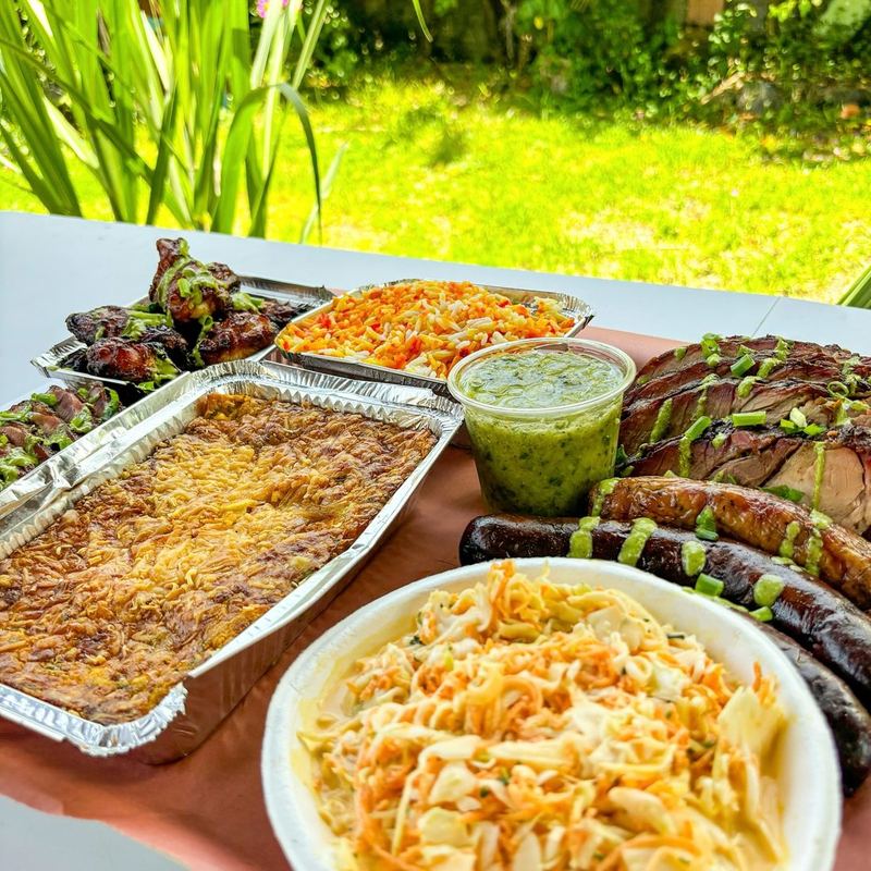 Buffet Tasty Box : wings, riz créole, gratin péyi, rôti tranché, saucisses, coleslaw et sauce chien