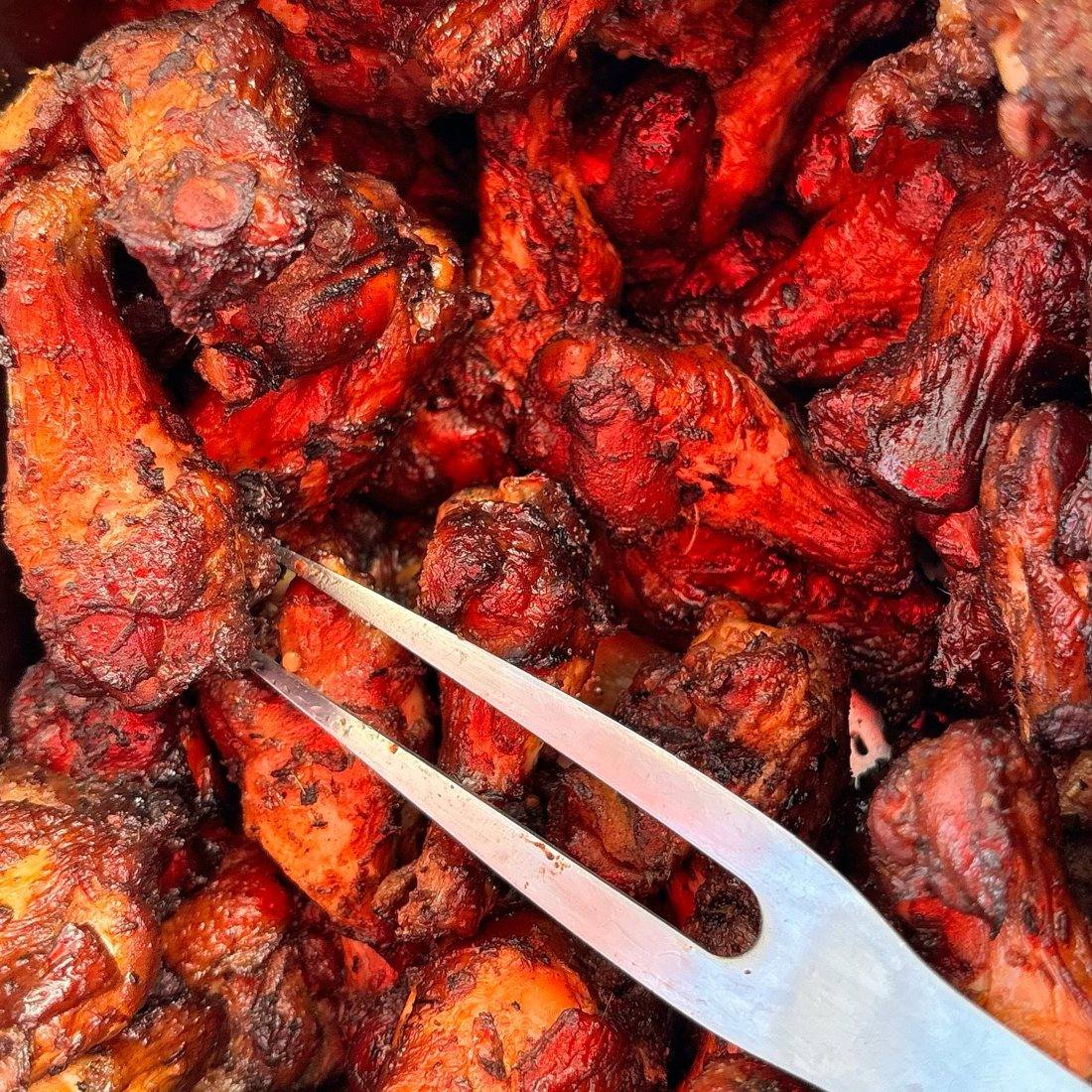 Wings de poulet à la sortie du fumoir